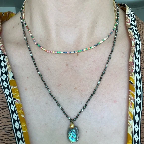 Handmade hand knotted little gemstone necklace with abalone pearl charm - Picture 3 of 8